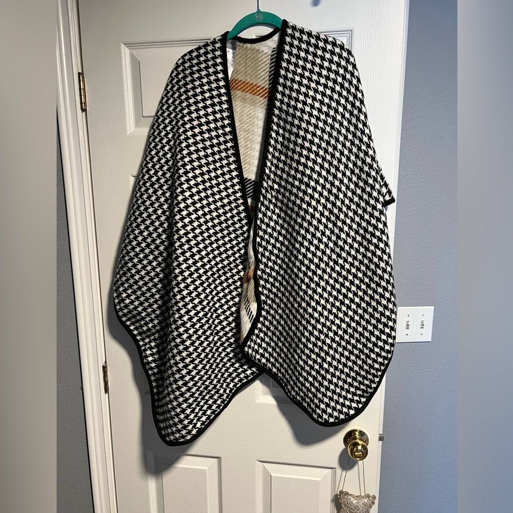 Chico Double Sided Wrap. Houndstooth and Plaid.